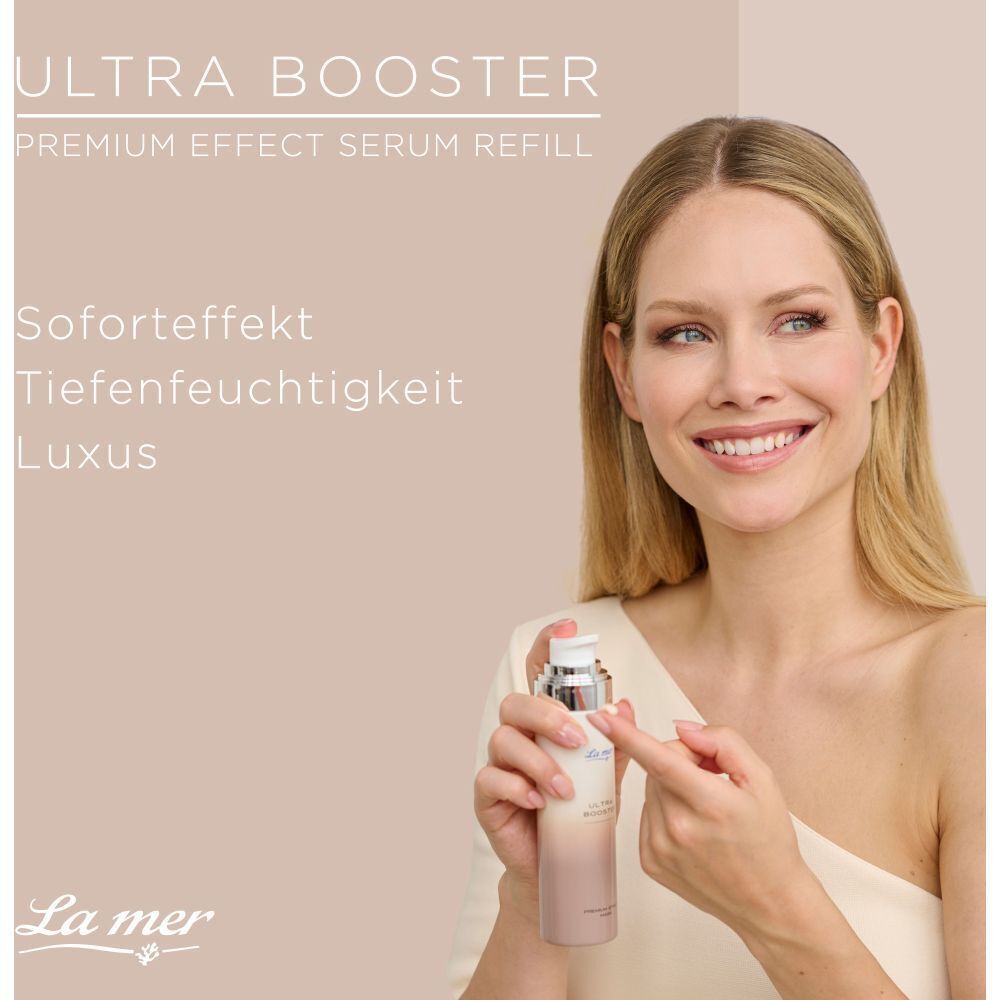 Frau hält La mer ULTRA BOOSTER PREMIUM EFFECT SERUM Spender. Soforteffekt, Tiefenfeuchtigkeit, Luxus.