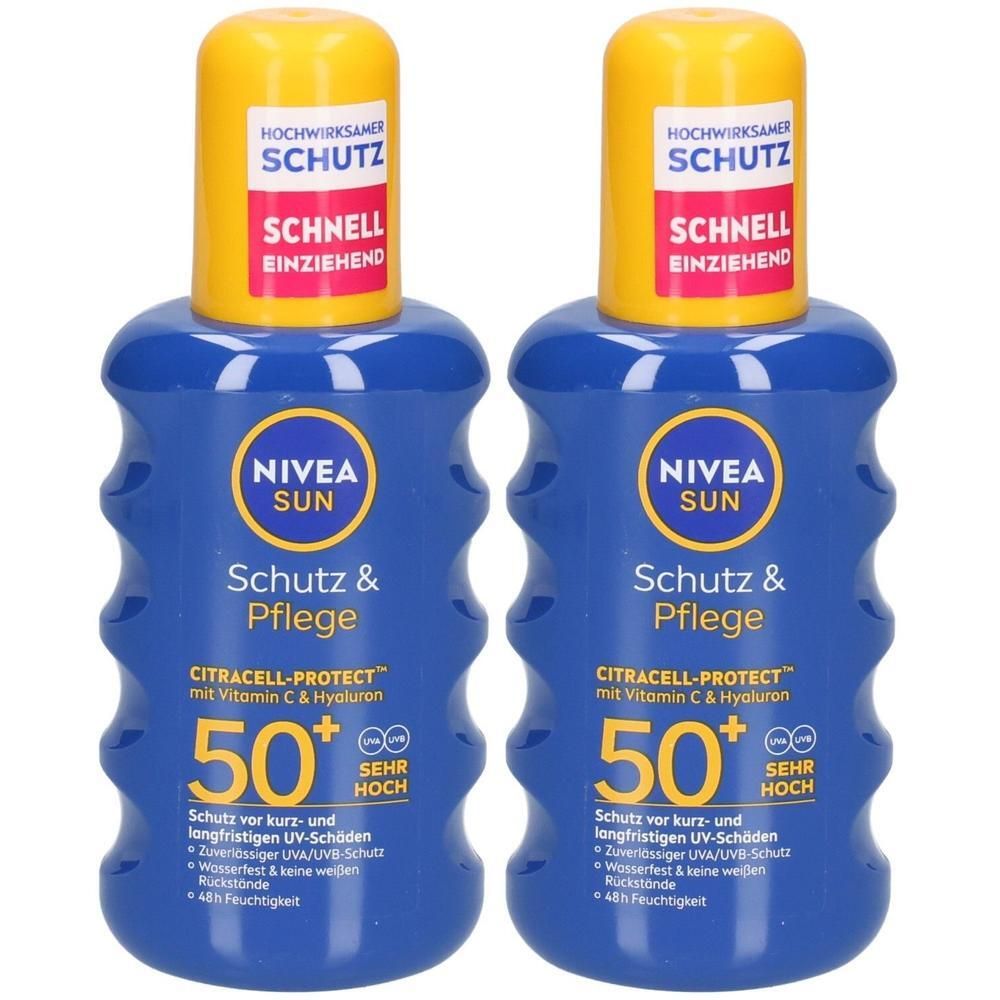 Zwei NIVEA SUN Schutz & Pflege Sonnenspray Flaschen mit LSF 50. Blaue Flaschen mit gelben Verschlüssen.