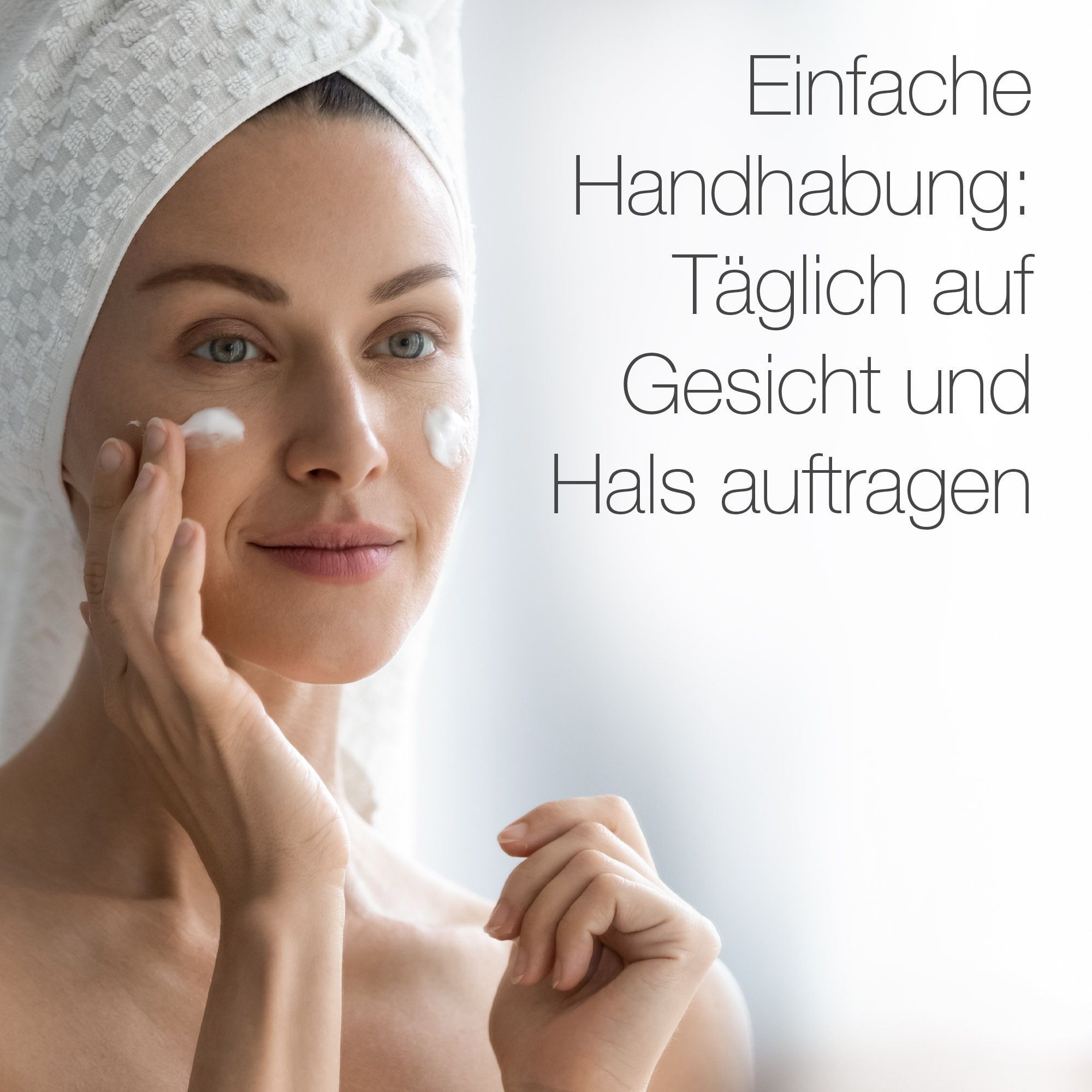 Frau trägt Creme auf Gesicht und Hals auf.