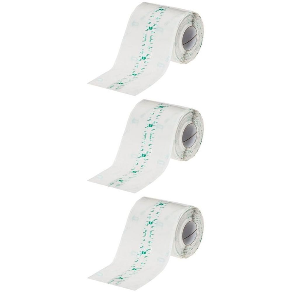 Drei Rollen transparentes Klebeband mit grüner Skala.