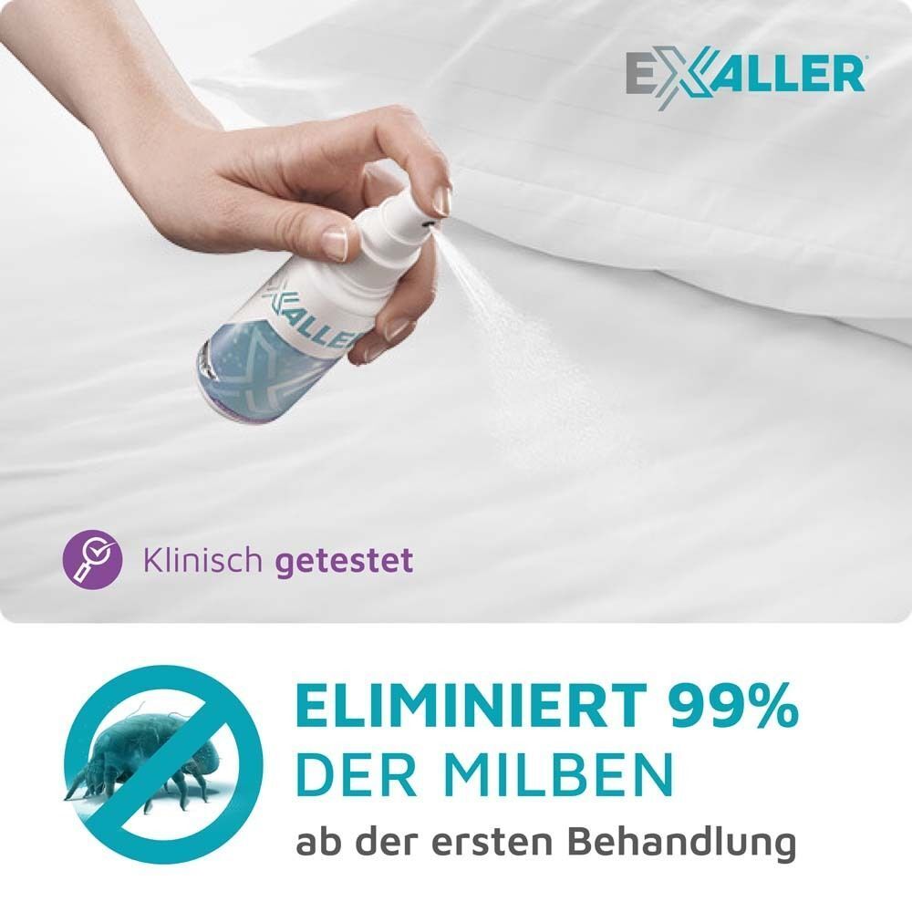 Hand sprüht ExAller® Anti-Milbenspray auf ein weißes Bettlaken. "Klinisch getestet" und "Eliminiert 99% der Milben" sind sichtbar.