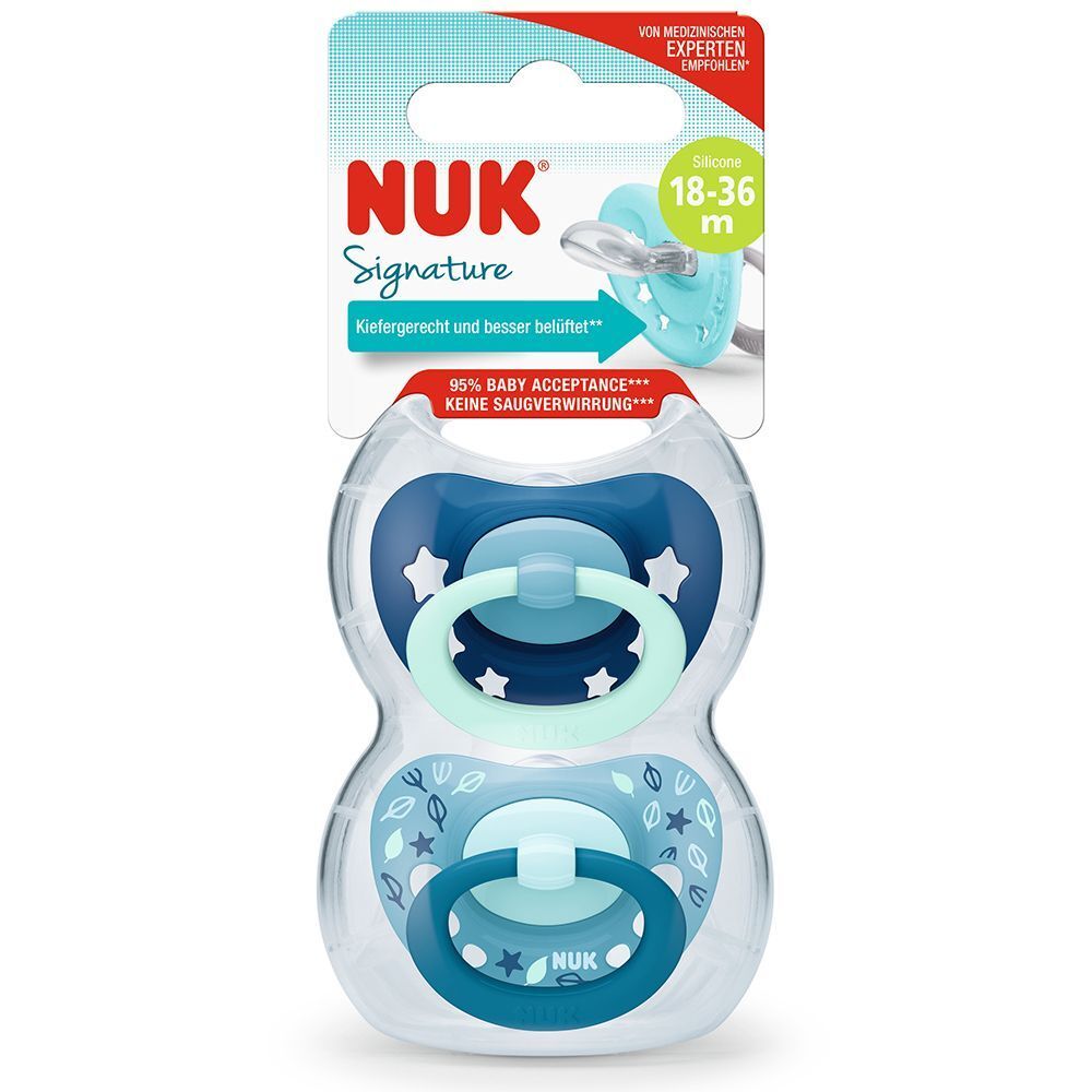 Zwei NUK Signature Schnuller 18-36 Monate in Blau mit Sternen- und Blättermuster, verpackt.