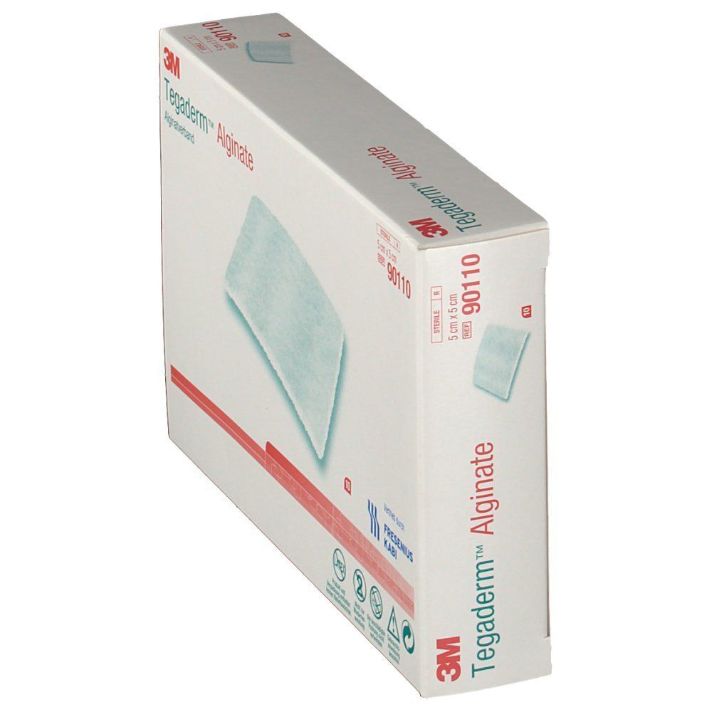 Eine Packung 3M Tegaderm Alginat Kompresse, 5x5 cm, schräg von vorne gezeigt.