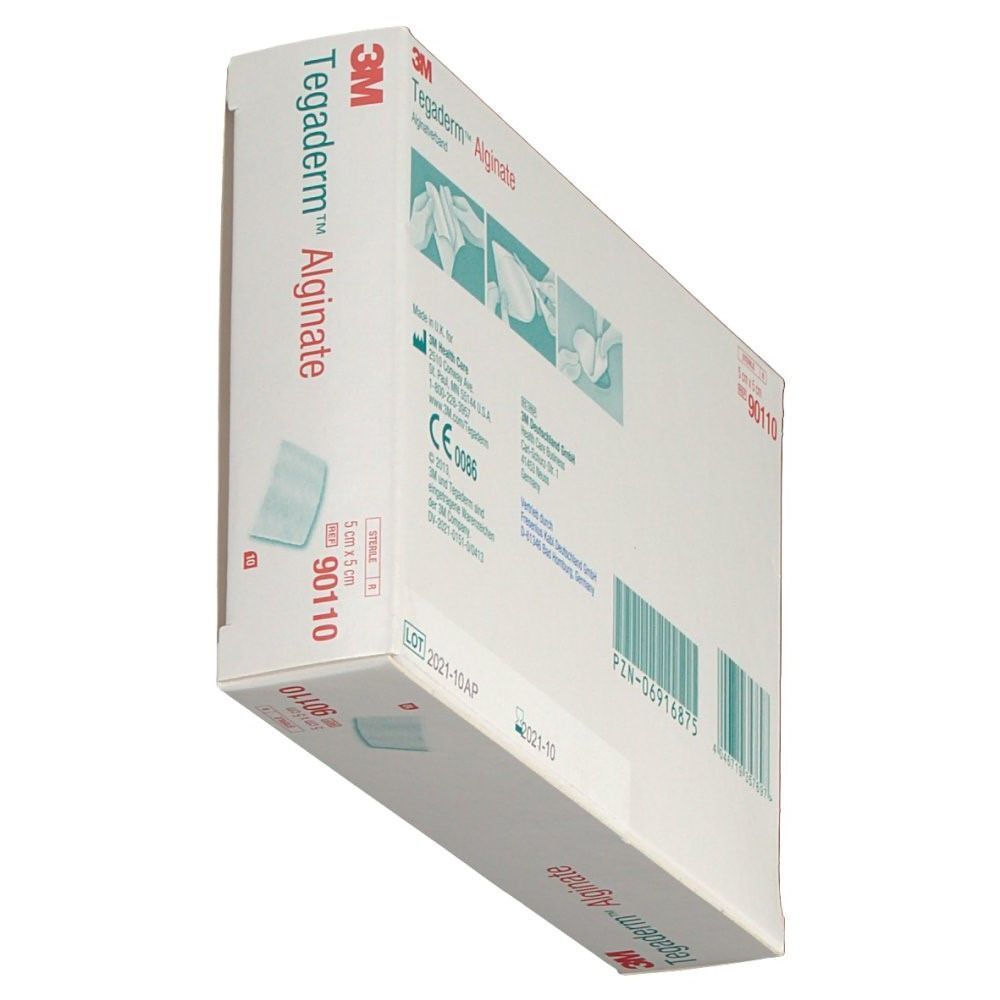 Seitenansicht einer Packung Tegaderm Alginat Kompresse 5x5 cm. Weiße Kartonverpackung mit Produktabbildung und Text.