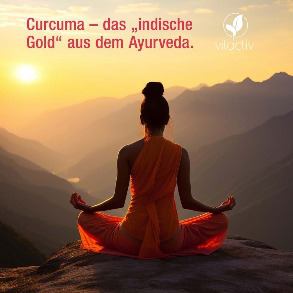 Frau in Meditationshaltung auf einem Berg bei Sonnenuntergang mit Text über Kurkuma.