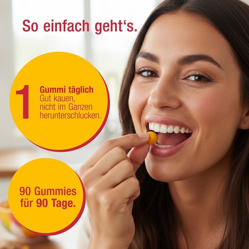 Frau nimmt einen CURCUMA & INGWER Gummy. Text erklärt die Einnahme und Menge.