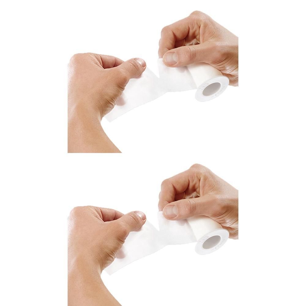Hände wickeln weißes Klebeband von einer Rolle ab.