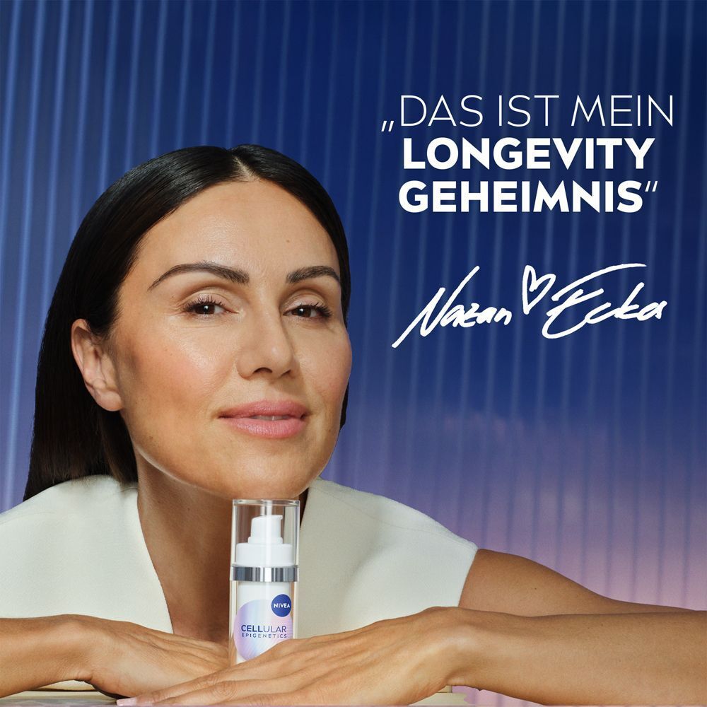 Frau hält NIVEA CELLULAR Serum, nennt es ihr Langlebigkeitsgeheimnis.