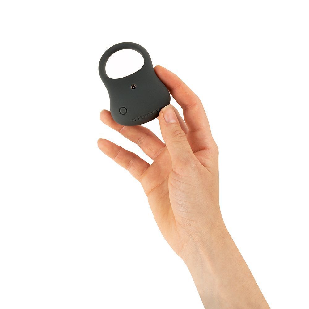 Grauer AMORELIE Penisring Boom Boom in einer Hand.