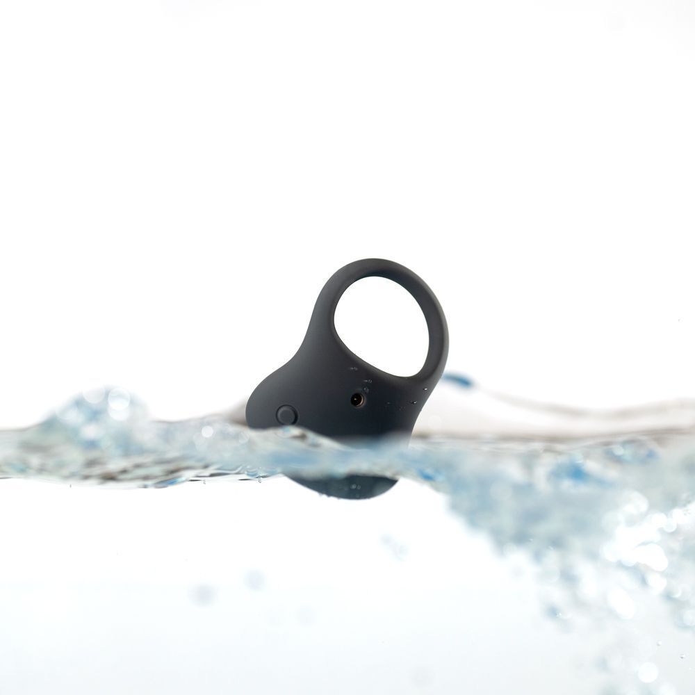 Grauer AMORELIE Penisring Boom Boom in Wasser.
