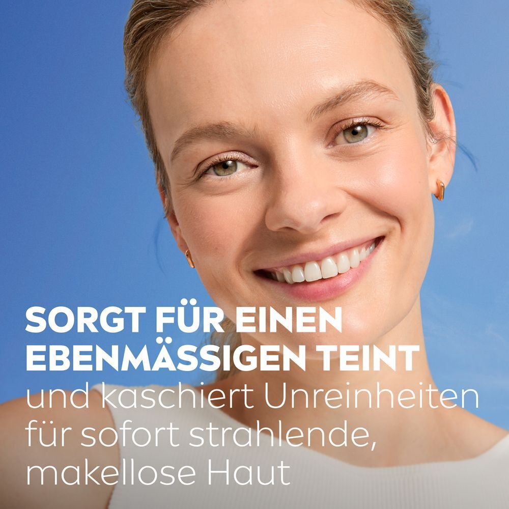 Frau mit ebenmäßigem Teint und makelloser Haut dank NIVEA 5in1 Tagespflege BB Hell.