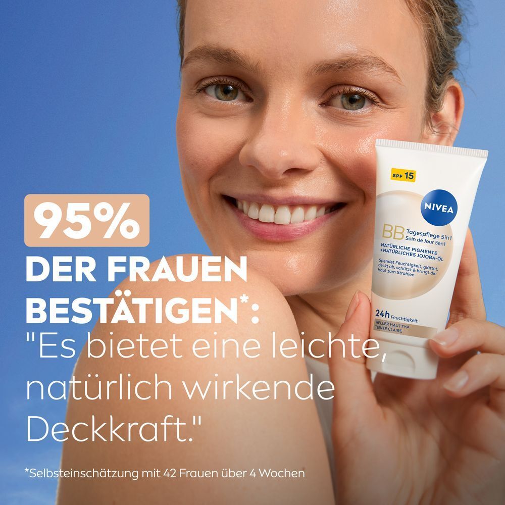Frau bestätigt leichte, natürlich wirkende Deckkraft von NIVEA 5in1 Tagespflege BB Hell.