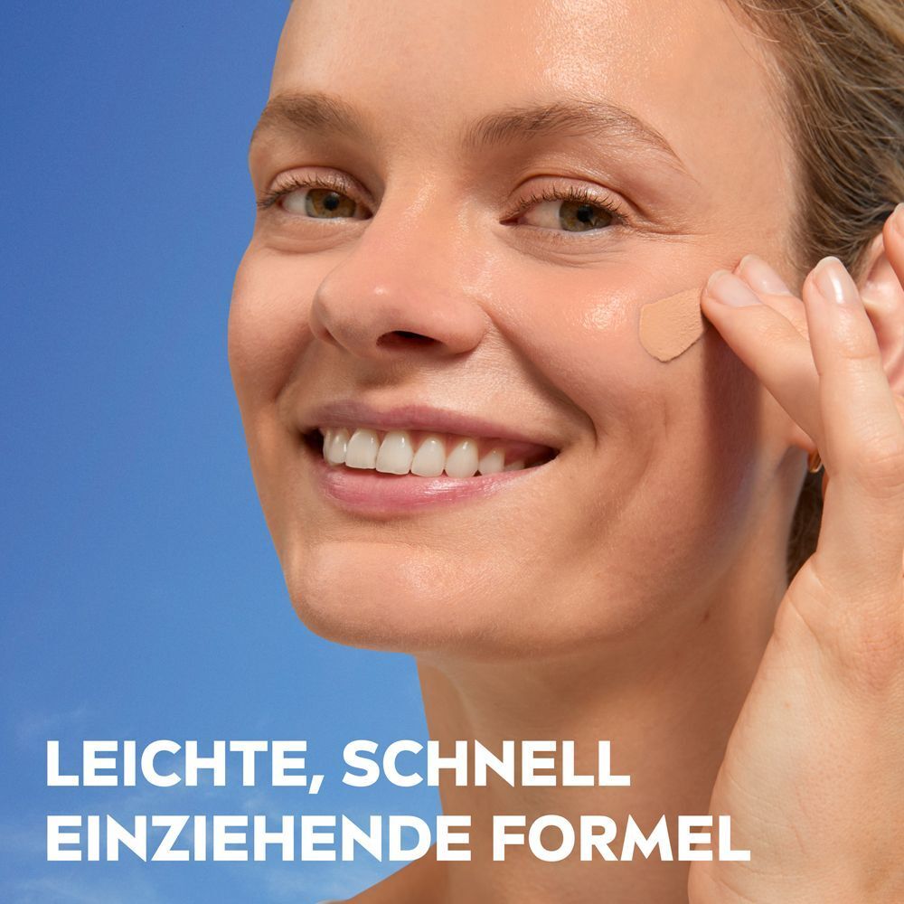 Frau trägt NIVEA BB Tagespflege Hell auf, die leichte, schnell einziehende Formel.