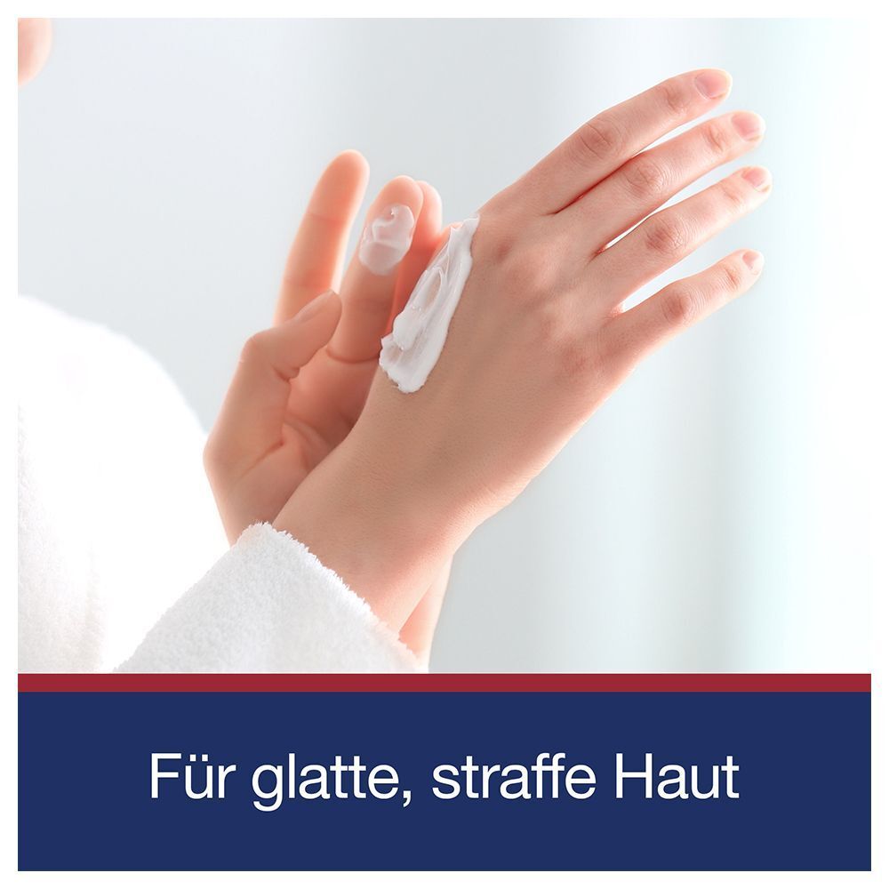 Hände werden mit weißer Creme eingerieben, für glatte, straffe Haut.