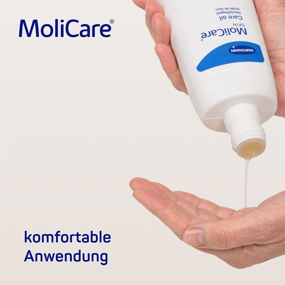 Eine Hand hält eine Flasche MoliCare Skin Hautpflegeöl für komfortable Anwendung.