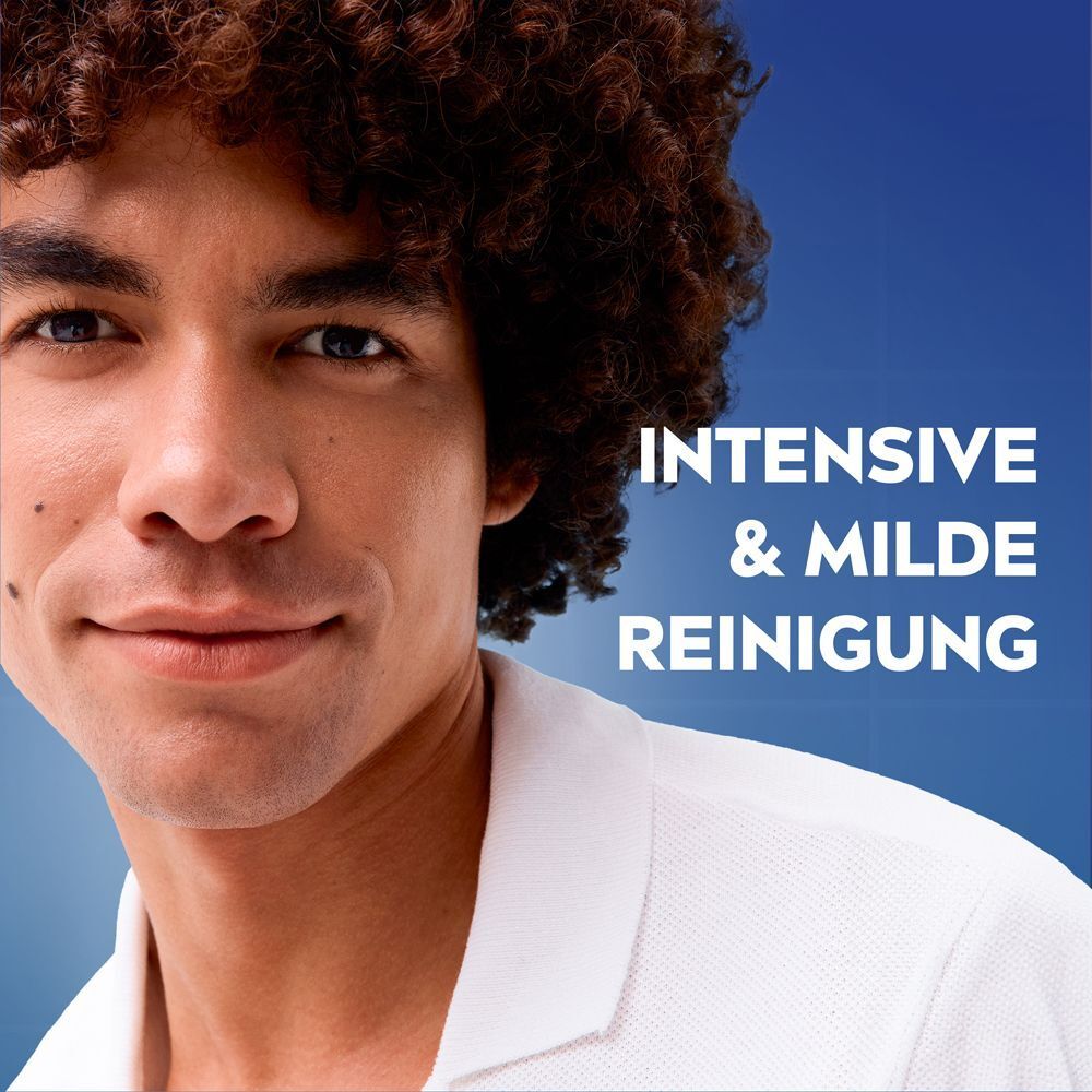 Mann mit NIVEA MEN Sensitive Gesichtsreinigung. Intensive und milde Reinigung.