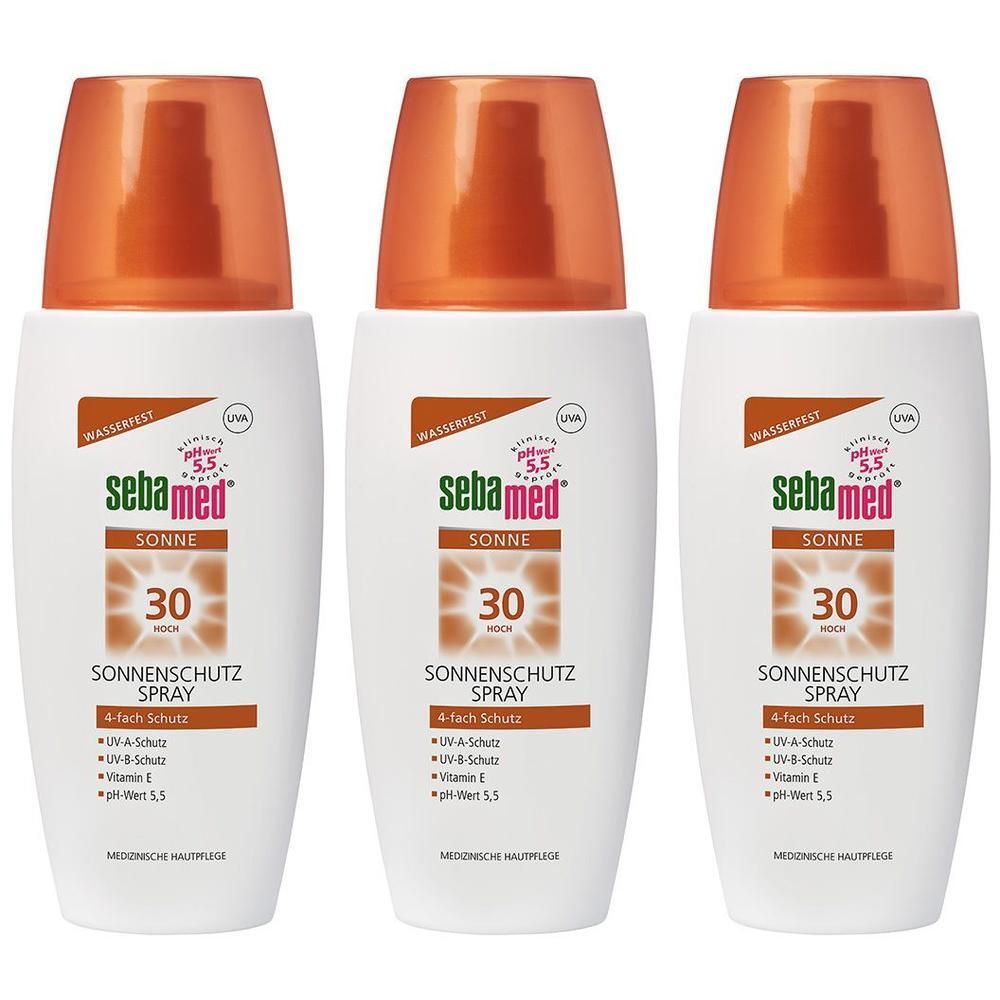 Drei Flaschen sebamed® Sonnenschutz Spray LSF 30 mit orangefarbenen Sprühköpfen.