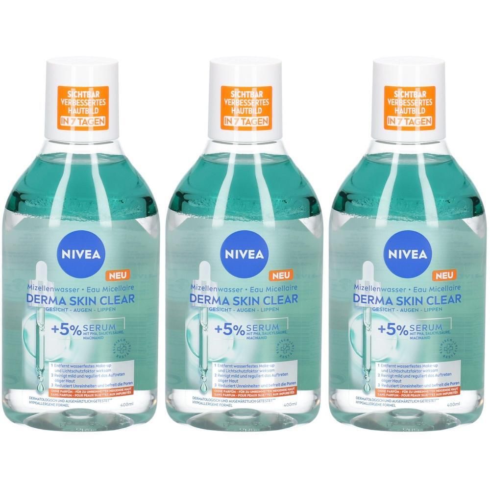 Drei Nivea Derma Skin Clear Mizellenwasser Flaschen mit blauem Inhalt und weißen Verschlüssen. Mit orangem Aufkleber.