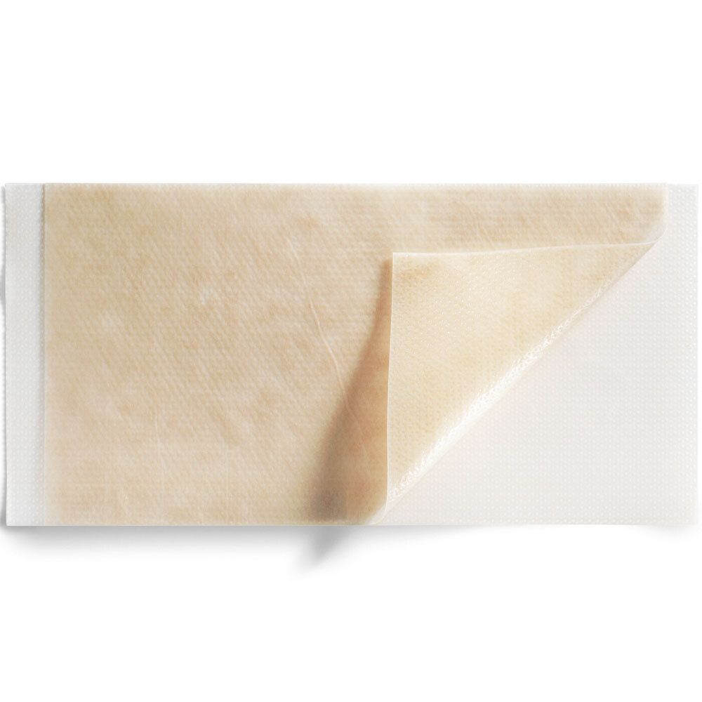 Ein Mepiform® Narbenverband, beige, mit Schutzfolie teilweise abgezogen.
