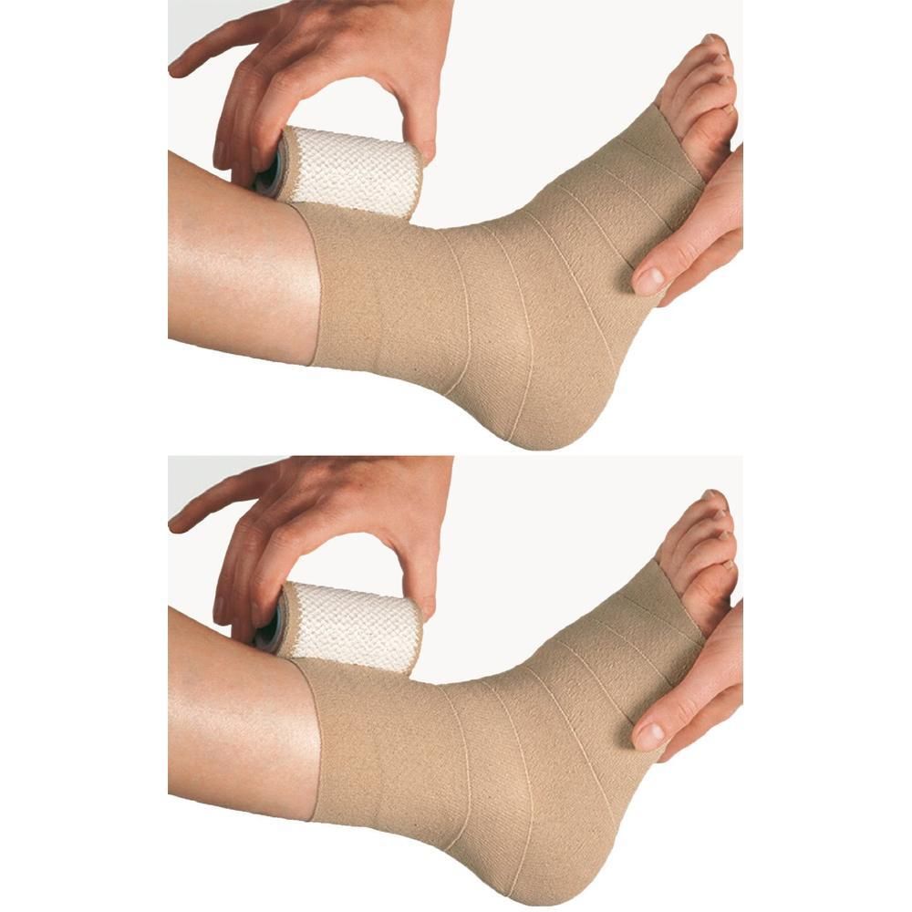 Bandage wird um den Knöchel gewickelt. Eine Rolle Verband wird gehalten und aufgetragen.