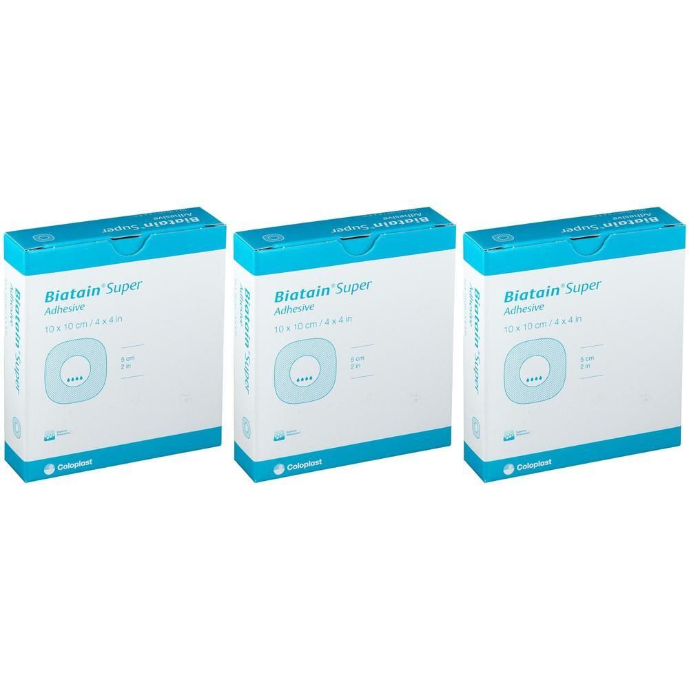 Drei Packungen Biatain Super Klebeverband, 10x10 cm. Blaue und weiße Verpackung mit Produktinformationen.