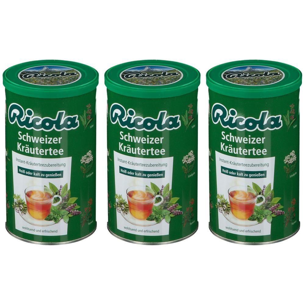 Drei Dosen Ricola Schweizer Kräutertee mit Kräutern und einer Tasse Tee.