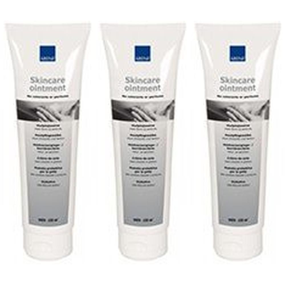 Drei Tuben Hautschutzsalbe mit Skincare Ointment Aufschrift. Weiße Tuben mit blauen Logo.