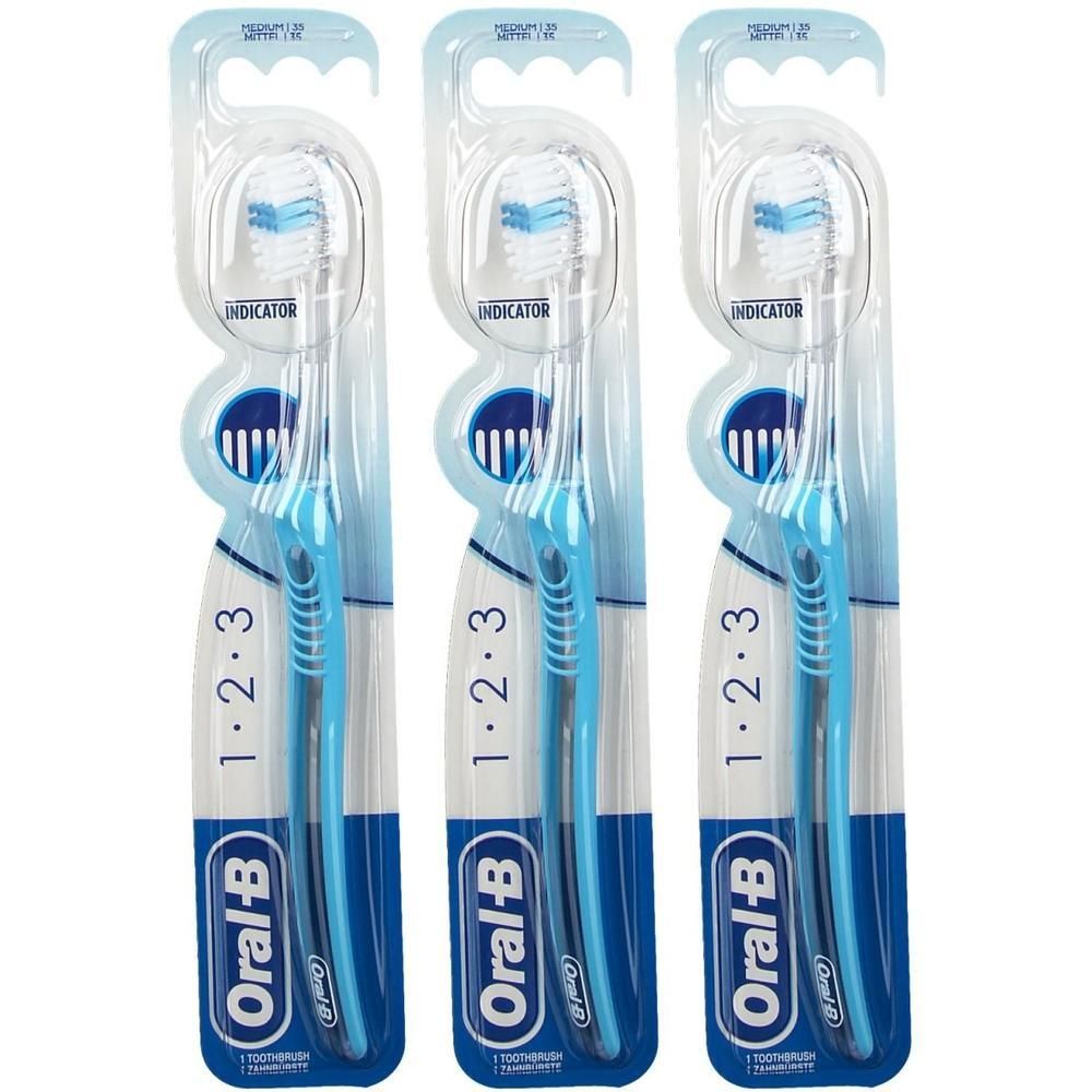 Dreierpackung Oral-B Zahnbürsten mit blauen Griffen und weißen Borsten. "Indicator" und "1.2.3" sind sichtbar.