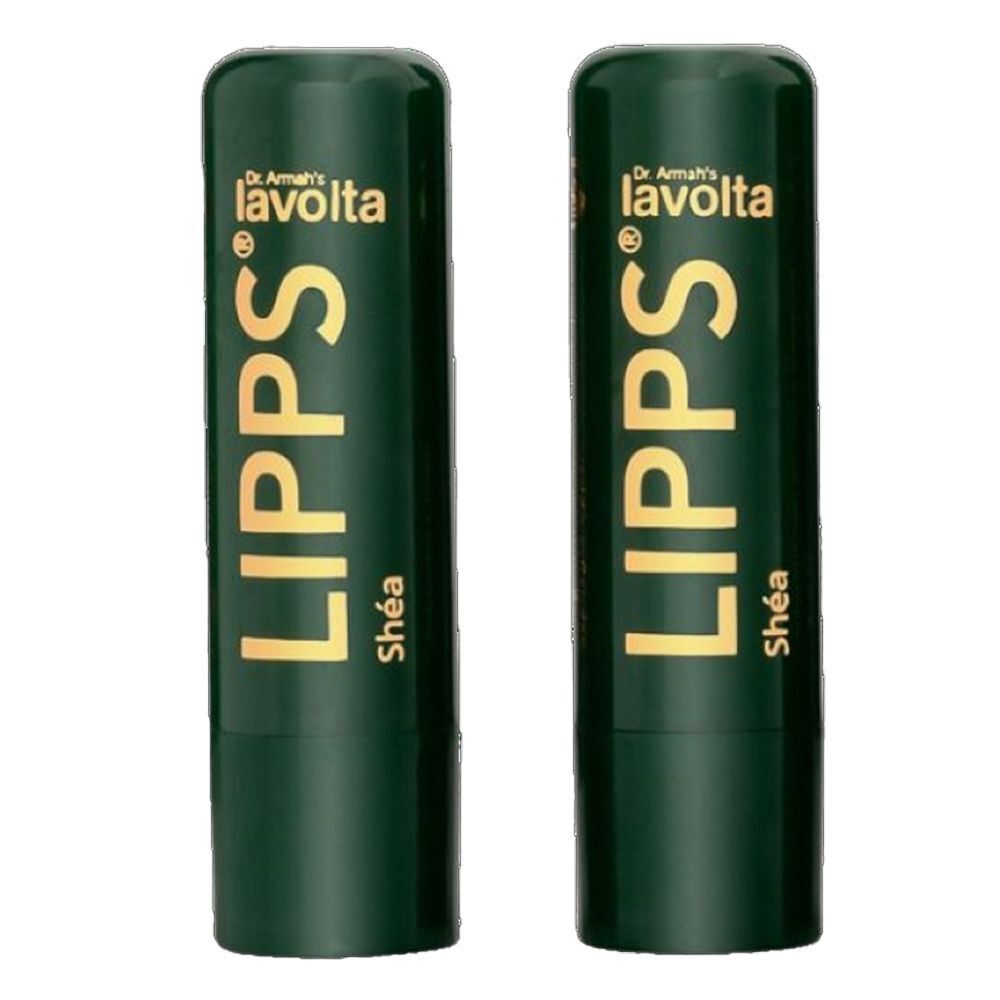 Zwei geschlossene LAVOLTA LIPPS® Shea Lippenbalsam-Stifte in dunkelgrüner Verpackung.