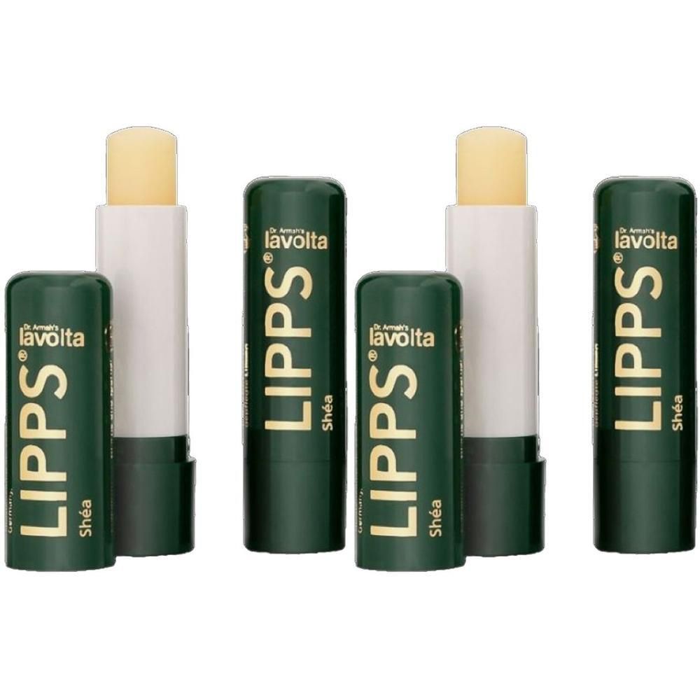Zwei LAVOLTA LIPPS® Lippenbalsame, einer geöffnet, mit grünen Kappen und weißem Schaft. Shea-Duft.