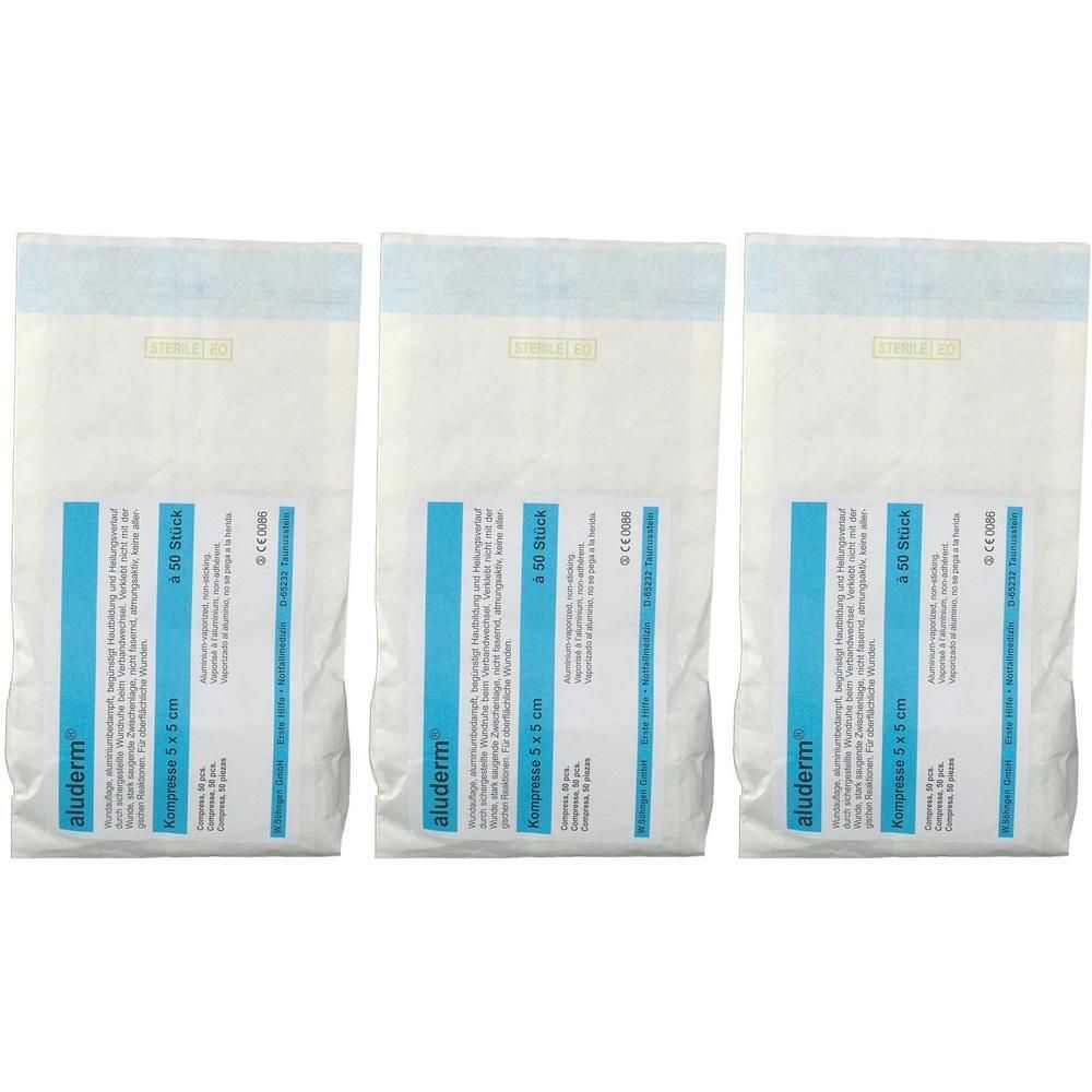 Drei sterile aluderm Kompressen 5 cm x 5 cm in Einzelverpackungen.