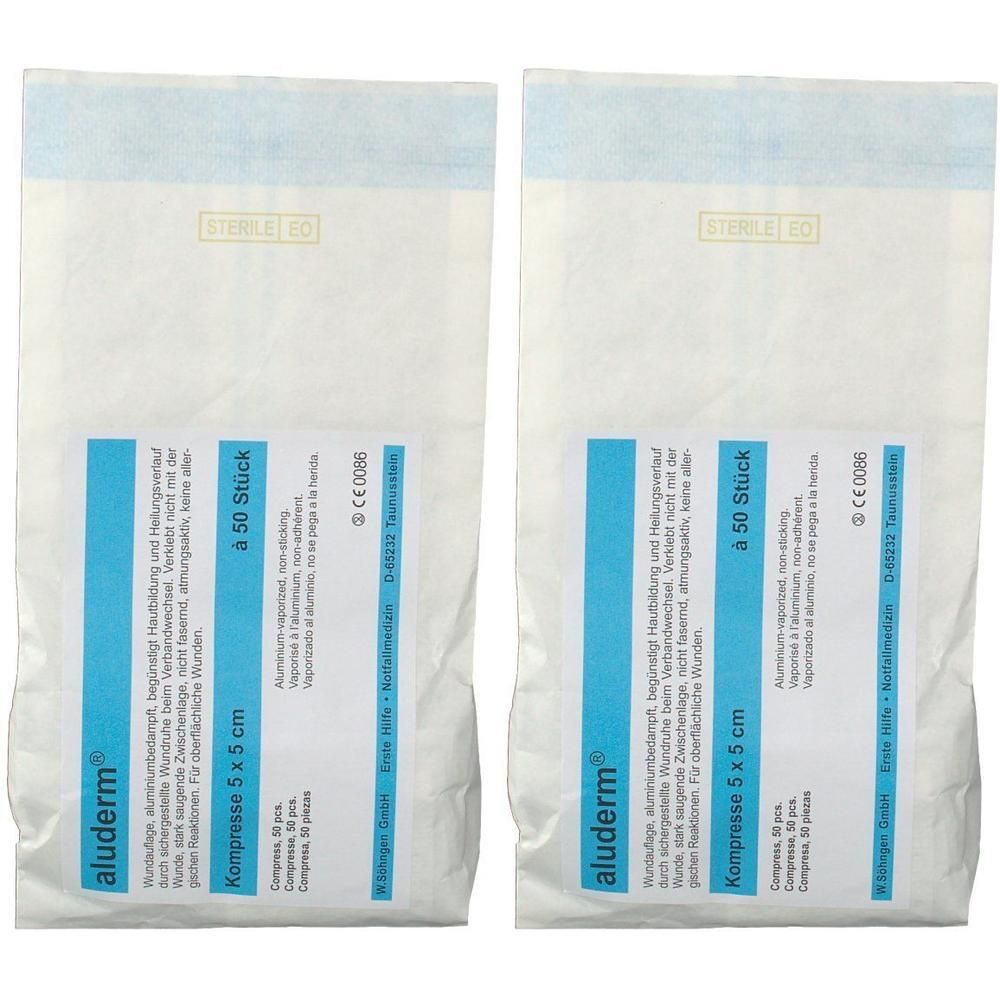 Zwei sterile aluderm® Kompressen 5 cm x 5 cm, einzeln verpackt, mit Aufdruck.