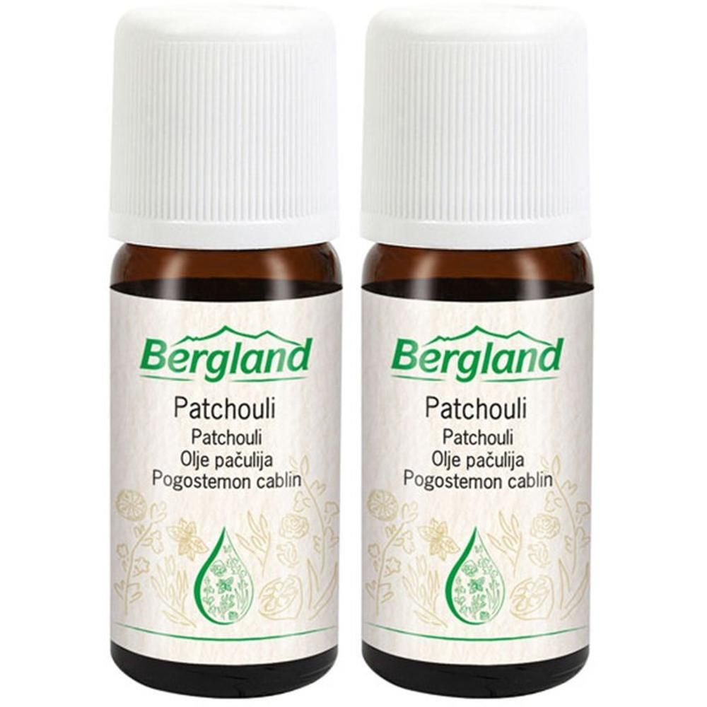 Zwei Flaschen Bergland Patchouli Öl mit weißen Schraubverschlüssen. Braune Glasflaschen mit Etiketten.