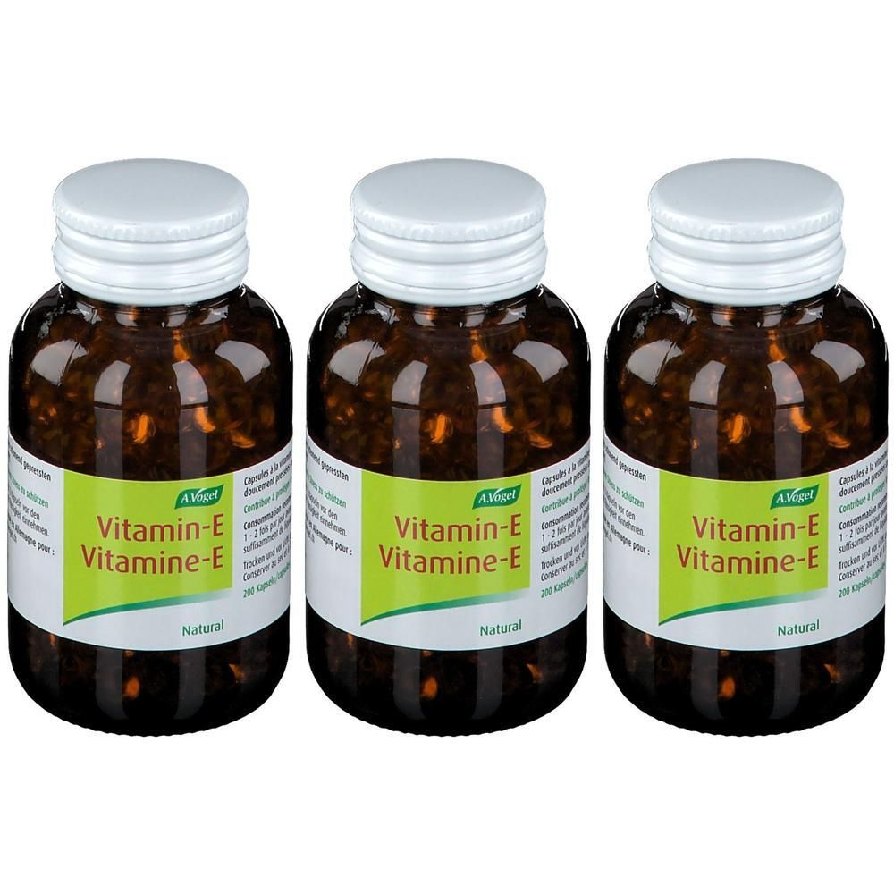 Drei Flaschen A. Vogel Vitamin-E Kapseln, braunes Glas, weiße Deckel, grüne Etiketten.