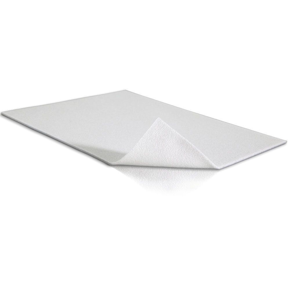 Ein einzelner Mepilex® Transfer Verband, weiß, rechteckig, mit einer Ecke hochgeklappt.