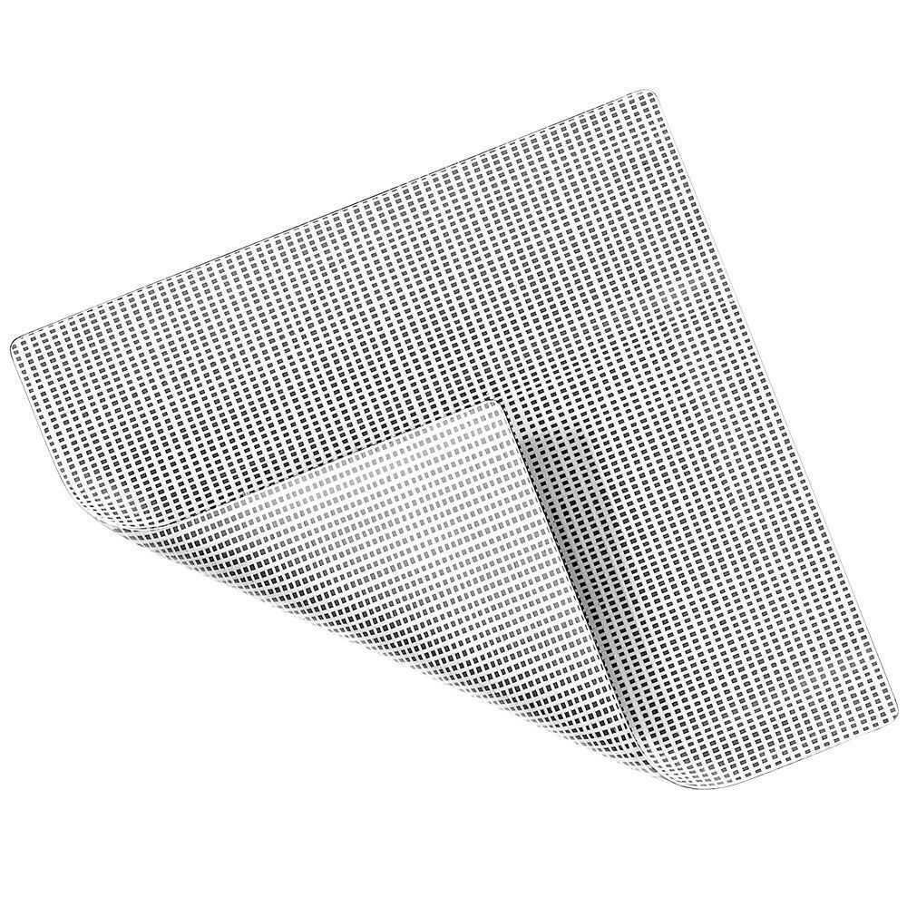 Eine sterile Atrauman Wundauflage, 5x5 cm, mit feiner Netzstruktur.