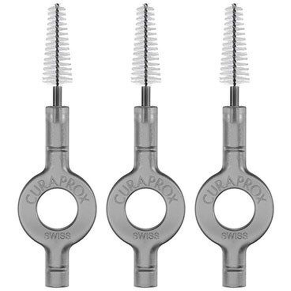 Drei Curaprox® Interdentalbürsten mit transparentem Griff und weißem Bürstenkopf. Aufschrift 'CURAPROX SWISS'.