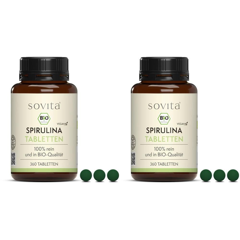 Zwei Flaschen SoVita Spirulina Tabletten, 360 Tabletten pro Flasche. Grüne Tabletten daneben.