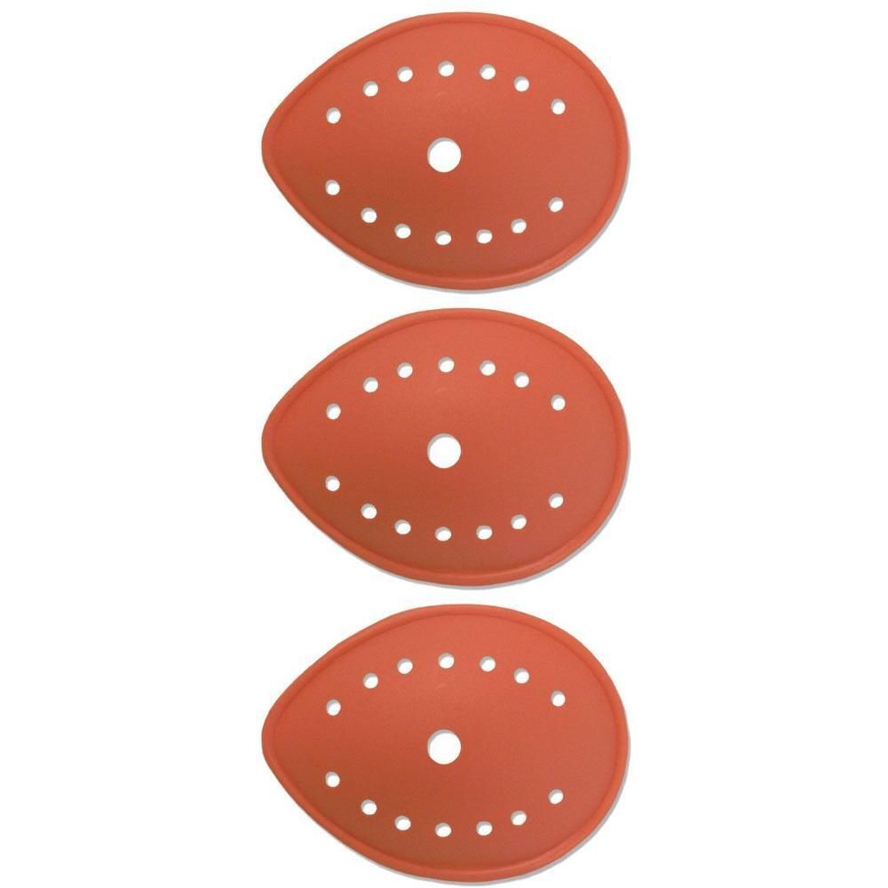 Drei orangefarbene Augenklappen mit Perforation und zentralem Loch.
