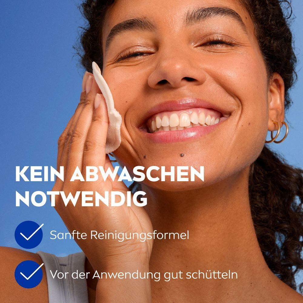 Frau reinigt Augenpartie. Kein Abwaschen notwendig. Sanfte Reinigungsformel. Vor Anwendung schütteln.
