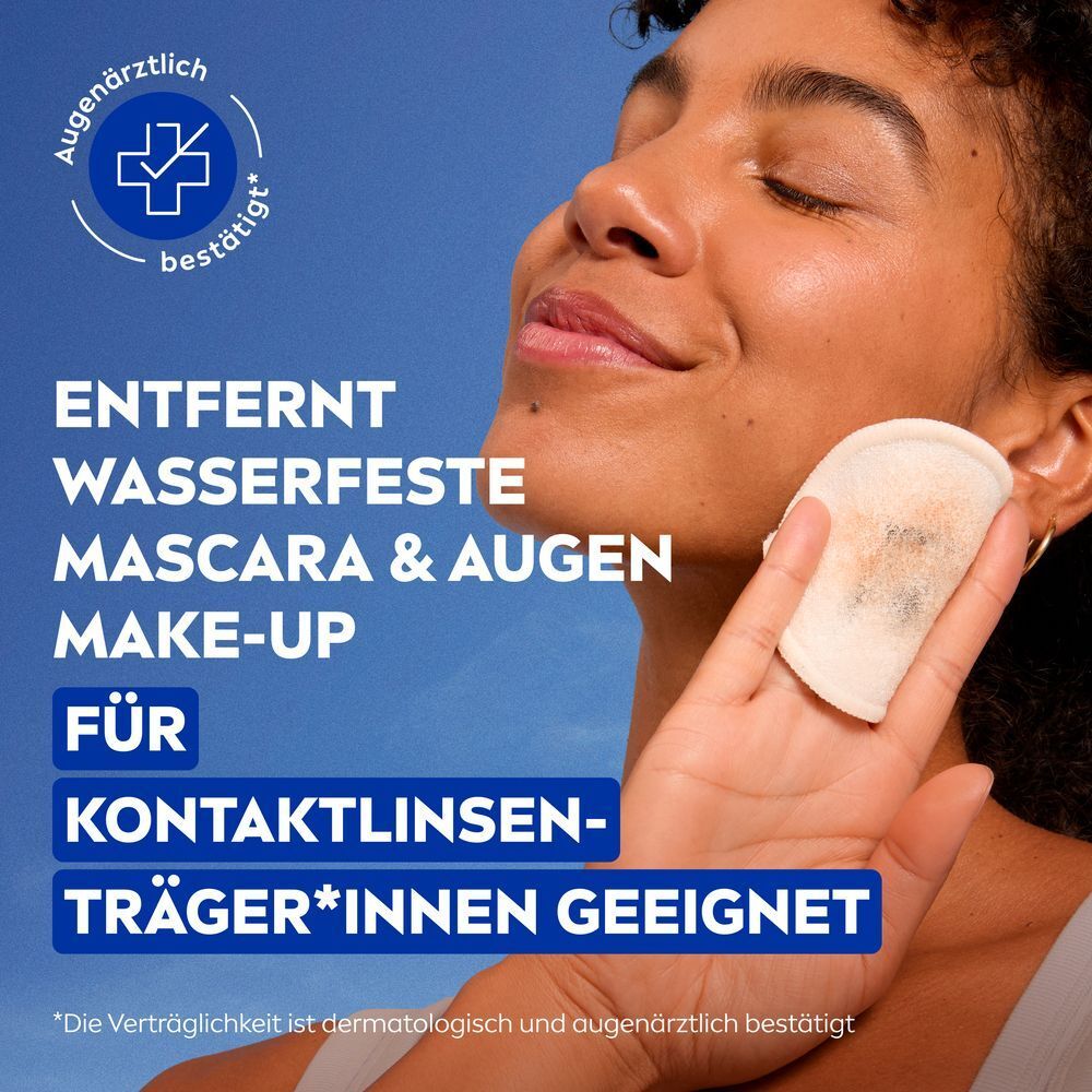 Frau entfernt Augen-Make-up mit einem Wattepad. Augenärztlich bestätigt, für Kontaktlinsenträger geeignet.