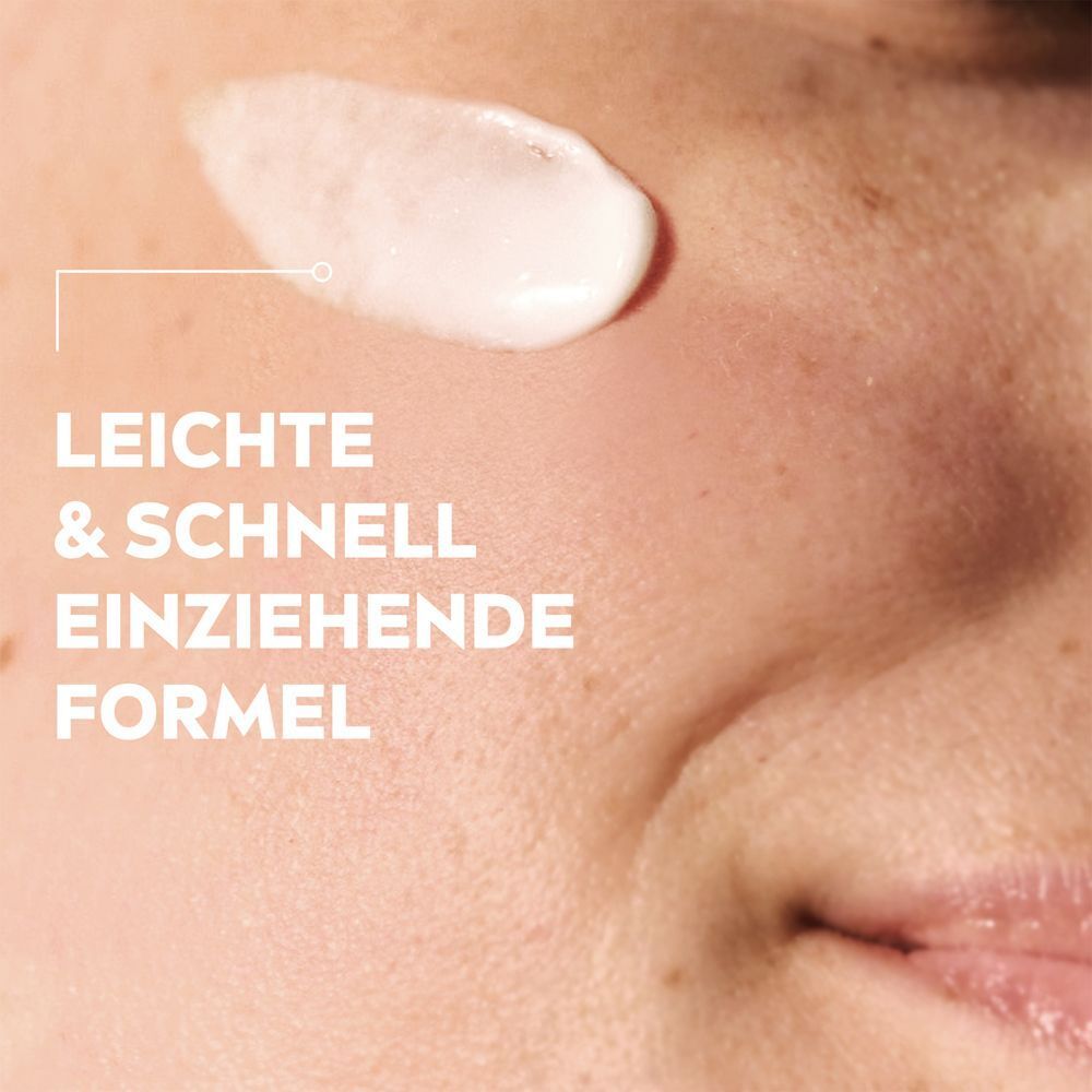 Eine Creme-Textur wird auf eine Fingerspitze aufgetragen, die Formel ist leicht und zieht schnell ein.