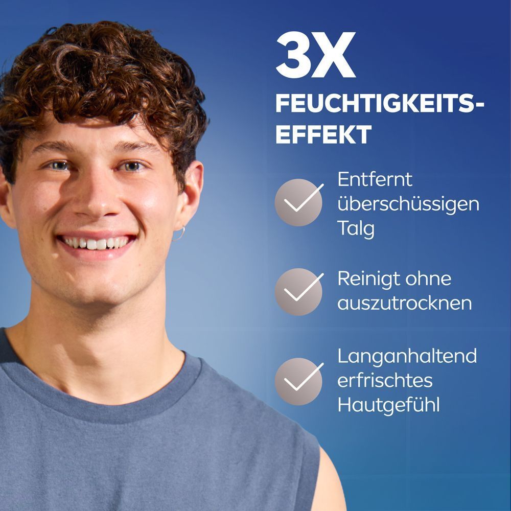 Junger Mann lächelt, neben ihm Text über 3x Feuchtigkeitseffekt des Waschgels.