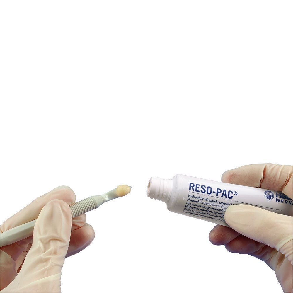 Hände mit Handschuhen verwenden RESO-PAC® Paste aus einer Tube auf ein medizinisches Instrument.