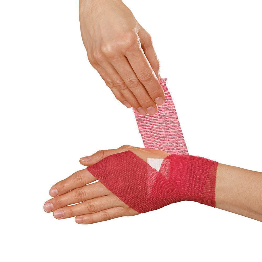 Eine Hand wird mit einer roten, latexfreien elastischen Binde von Peha-haft® Color umwickelt.