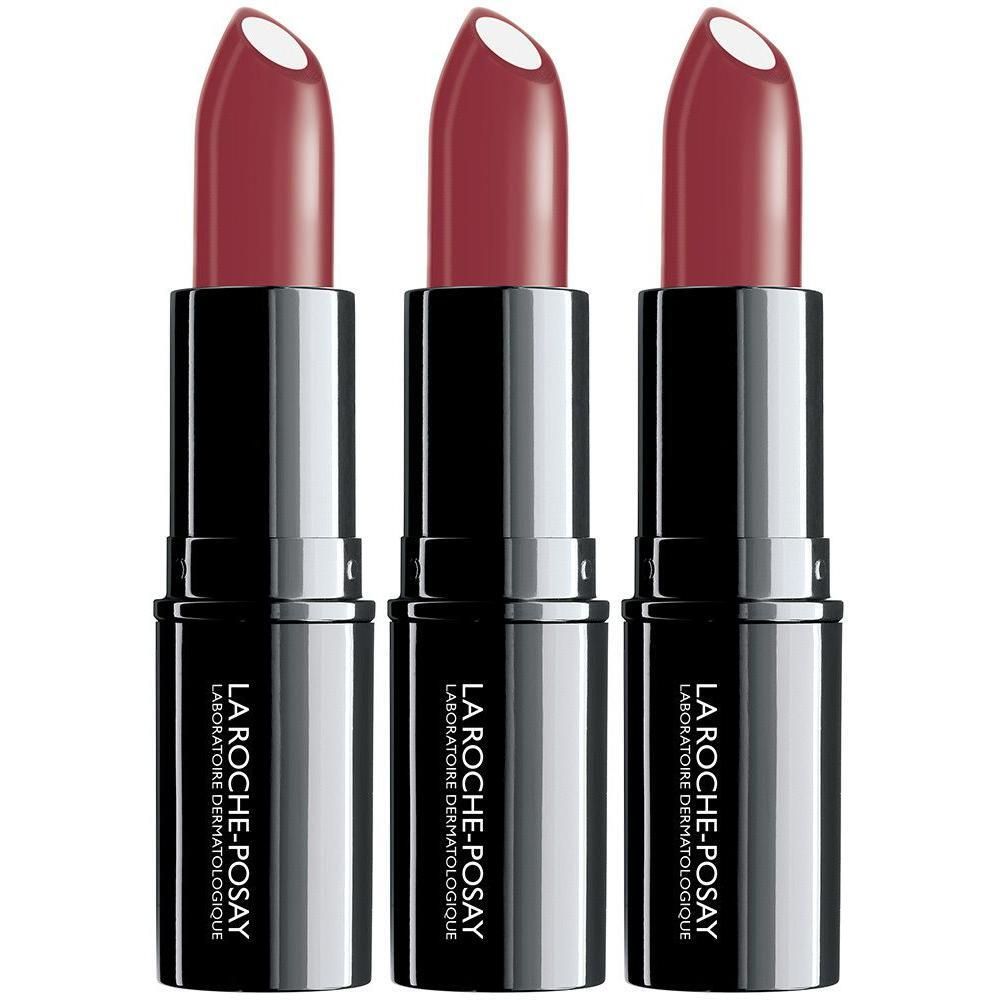Drei Lippenstifte in dunklem Rot mit silbernen und schwarzen Applikatoren. Beschriftung: La Roche-Posay.