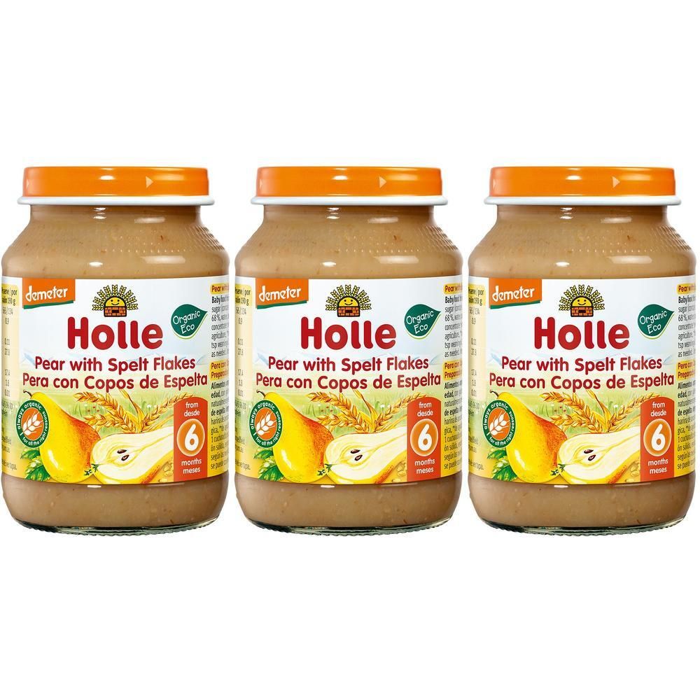 Drei Gläser Holle Birne mit Dinkelflocken Babynahrung. Orangefarbene Deckel, Etiketten mit Birnen- und Getreidemotiv.