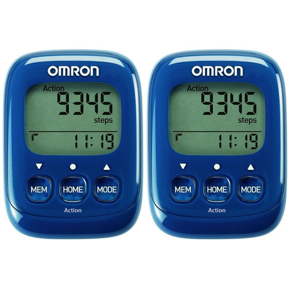 Zwei blaue OMRON Schrittzähler mit digitalem Display, das Schritte und Uhrzeit anzeigt.