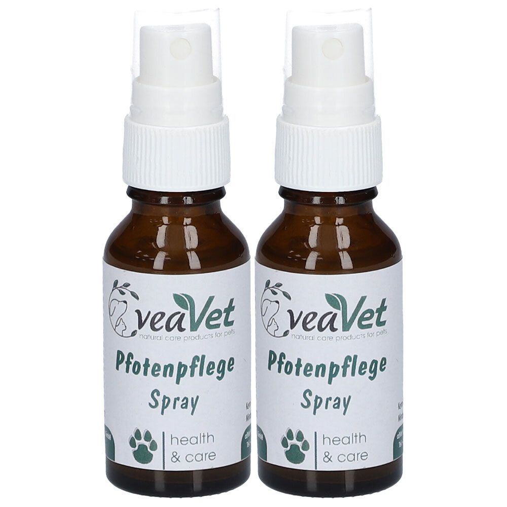 Zwei braune Glasflaschen mit je einem weißen Sprühkopf und Etikett. Beschriftung: veeVet, Pfotenpflege Spray, health & care.