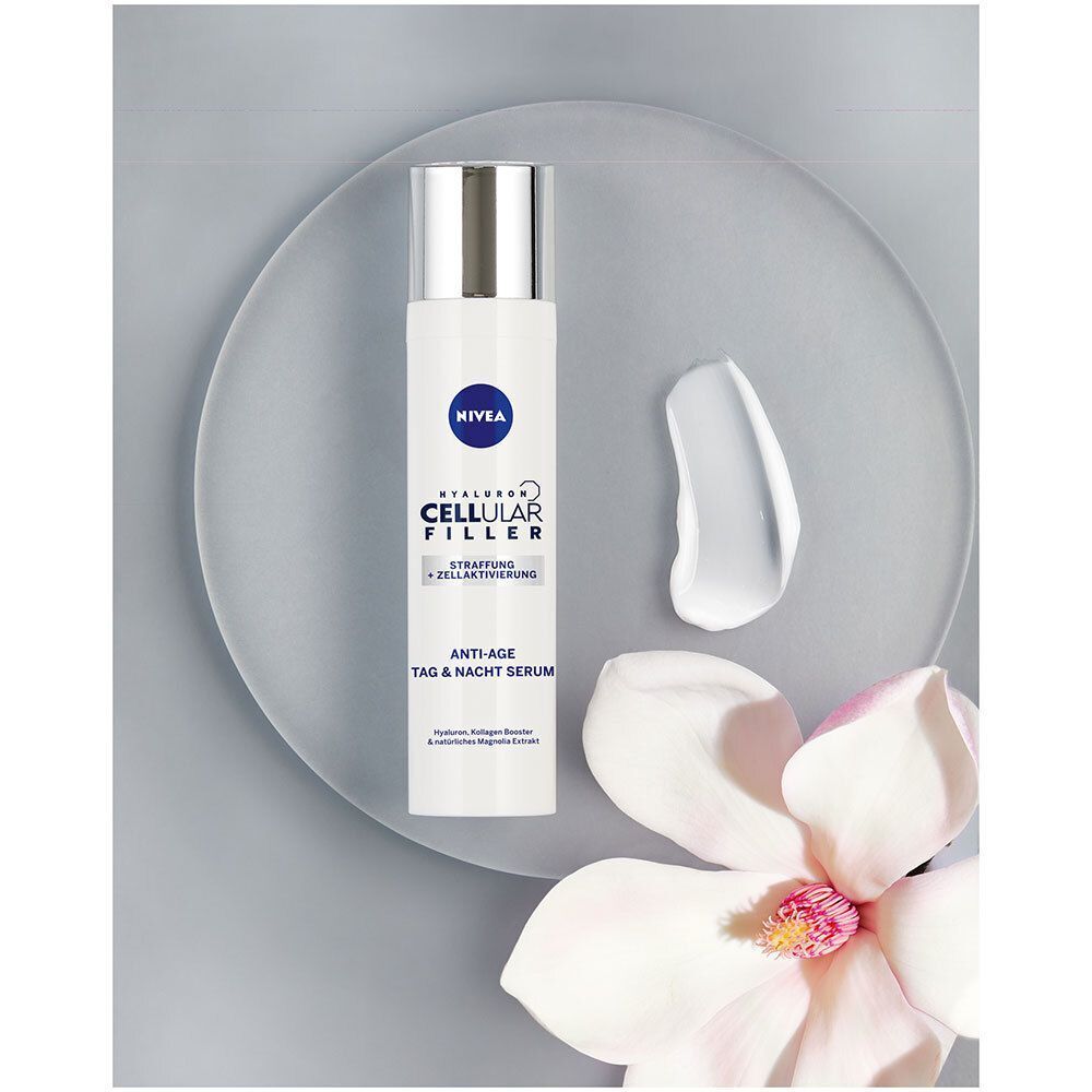 Flasche NIVEA CELLULAR Hyaluron Filler Anti-Age Tag & Nacht Serum, Pumpspender, Serumprobe und Magnolienblüte.